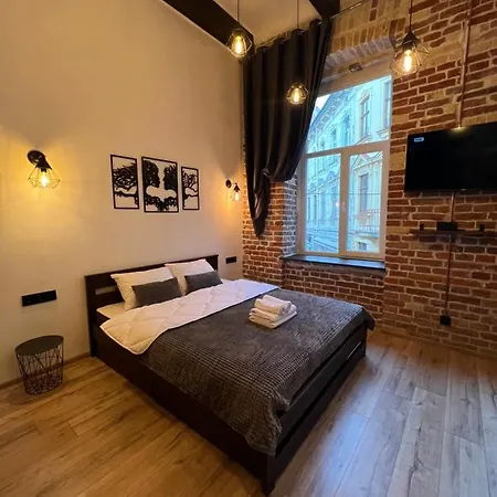 в самому центрі львова в проїзді крива липа Львів