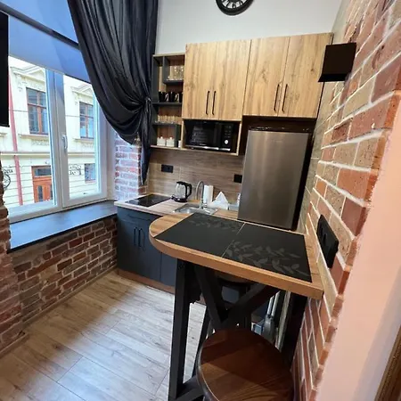 в самому центрі львова в проїзді крива липа *