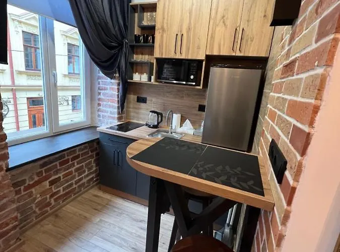 в самому центрі львова в проїзді крива липа *