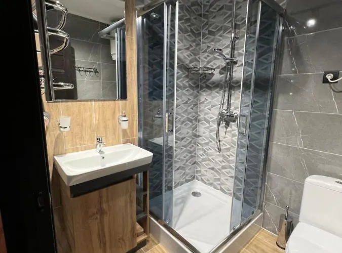 в самому центрі львова в проїзді крива липа إلفيف