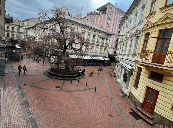 в самому центрі львова в проїзді крива липа * إلفيف