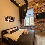 в самому центрі львова в проїзді крива липа Apartamento Leópolis