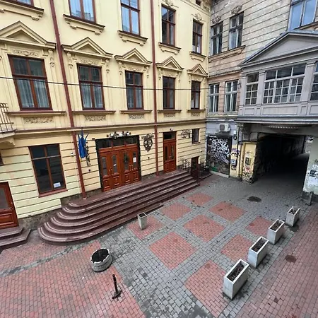 в самому центрі львова в проїзді крива липа Apartamento