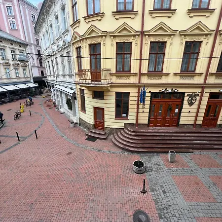 в самому центрі львова в проїзді крива липа Leópolis